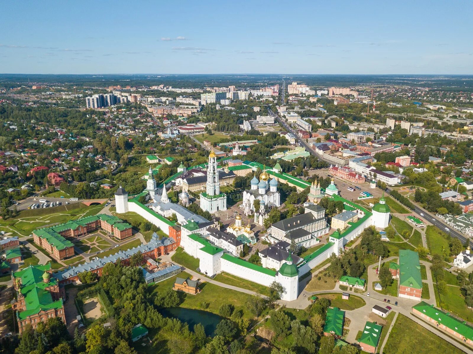Сергиев посад эстетика. Сергиев посад доспромичательности. Население города сергиев посад. Троице-сергиева лавра вид сверху. Сообщение о городе золотого кольца сергиев посад.
