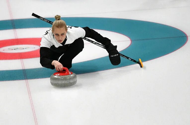 Анна антонюк керлинг. Камень для керлинга. Саморуков михаил алексеевич кёрлинг. Морозов алексей михайлович керлинг. Машинка для льда керлинг.