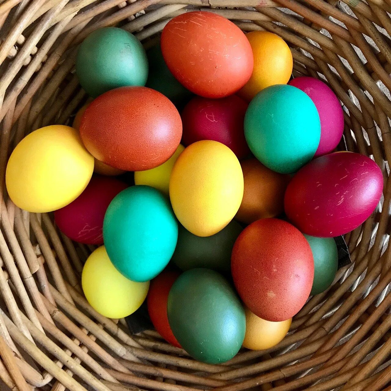 Разноцветные яйца на пасху. Цветные яйца. Разноцветные пасхальные яйца. Цветные яйца на Пасху. Разноцветные яички.