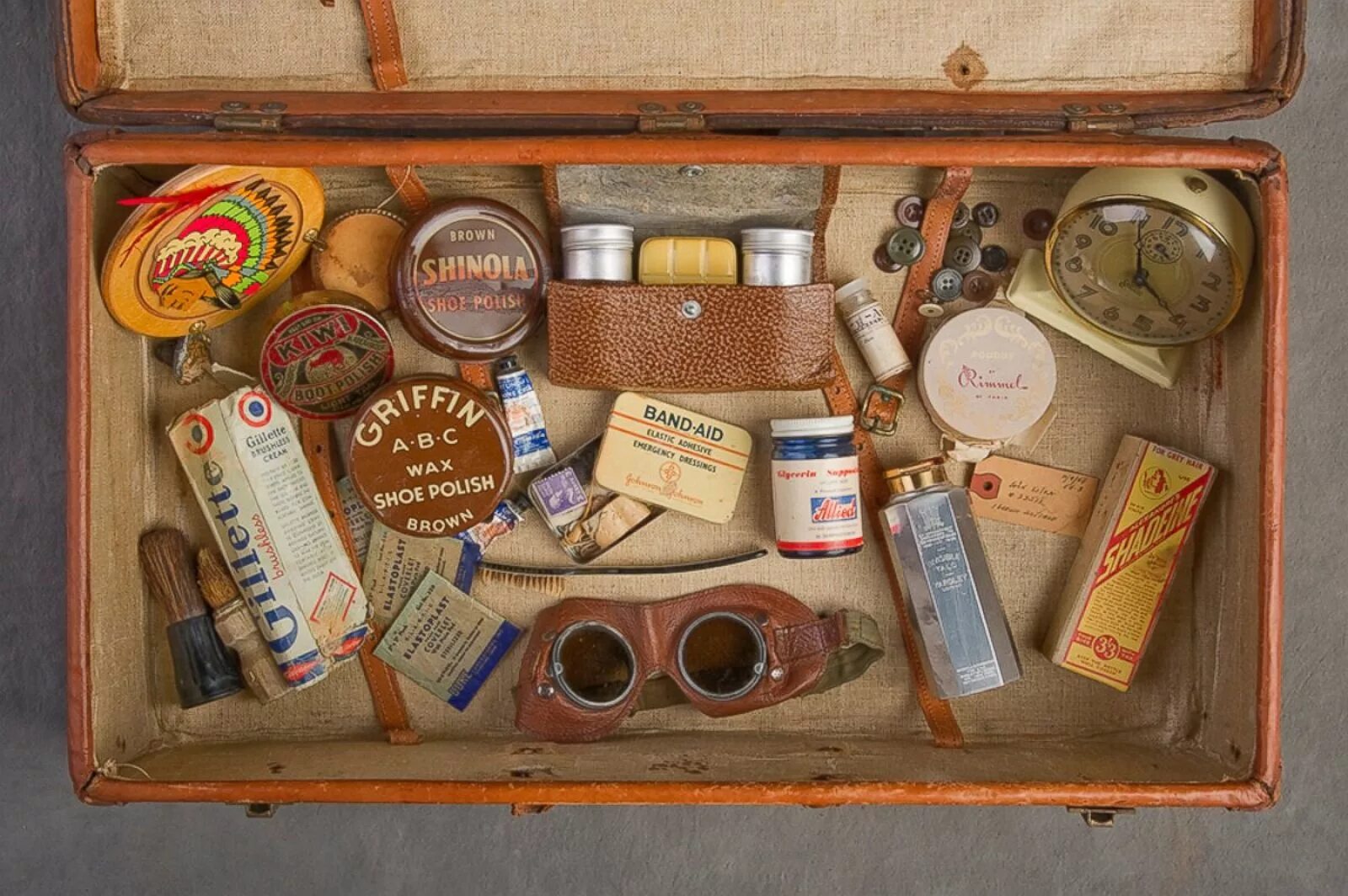 Совсем содержимым. «Willard Suitcases»,. Истории из чемодана. Тайны старого чемодана. Снимки содержимого чемоданов.