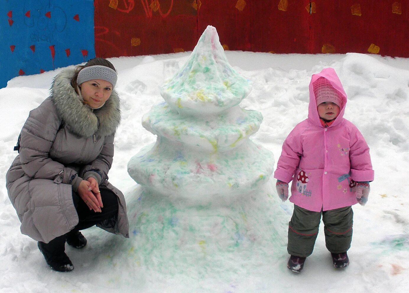 Елка из снега. Фигуры из снега елочка. Елка из снега. Фигуры из снега елочка. Постройки из снега.