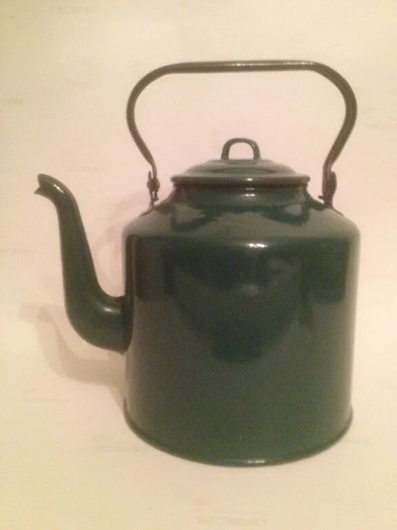 Старый эмалированный чайник. Чайник старый металлический. Чайник Советский эмалированный. Старинный чайник.