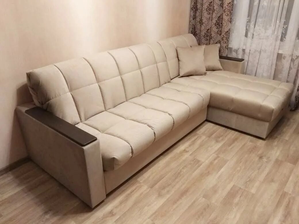 Диван со шнуровкой. Диван со встроенным столиком. Угловой диван правосторонний. Угловой диван со съемным. Диван большой п-образный.