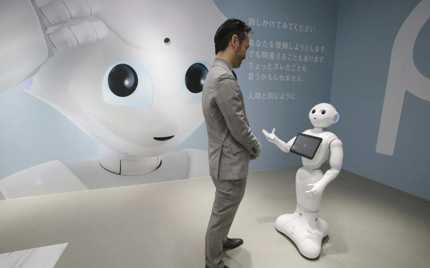 Робот мужчина. Робот разговаривает с человеком. Робот разговаривает с человеком. Робот разговаривает с человеком. Робот дворецкий пеппер.