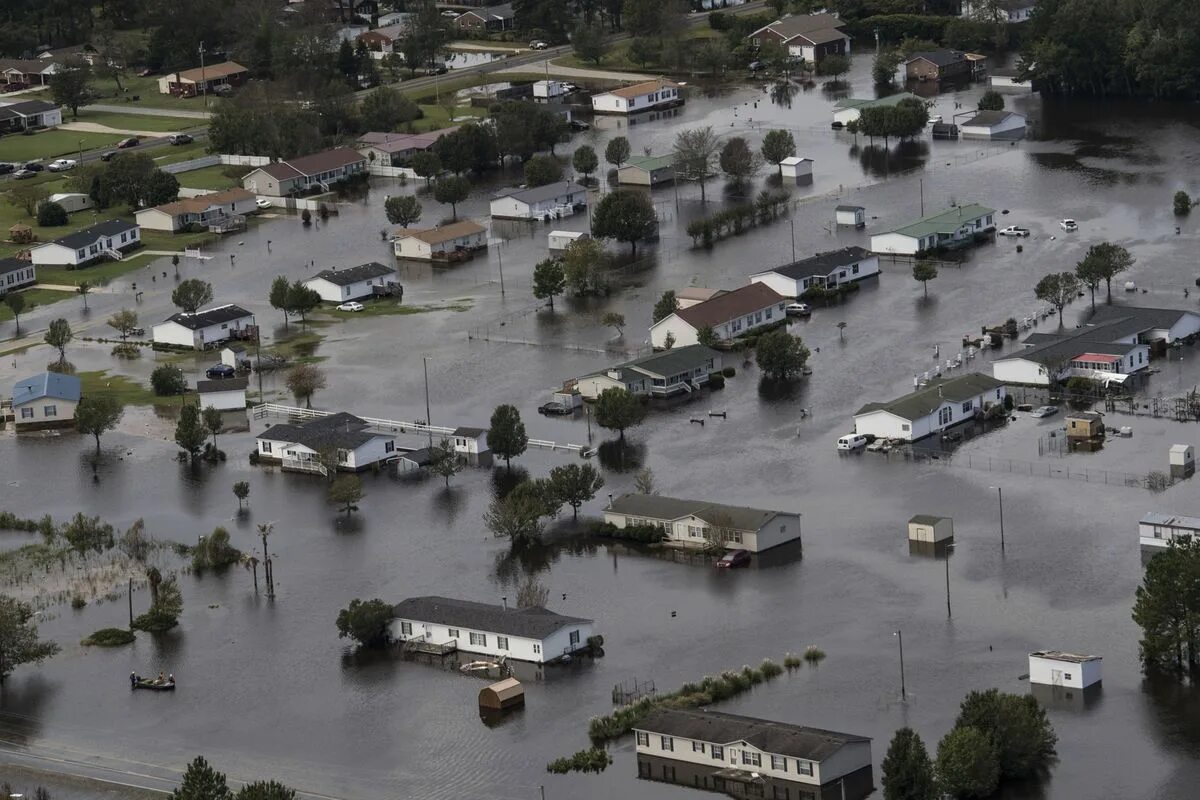 Flood natural disaster. Новый Орлеан ураган Катрина. Ураган Флоренс. Стихийные бедствия. Наводнение.