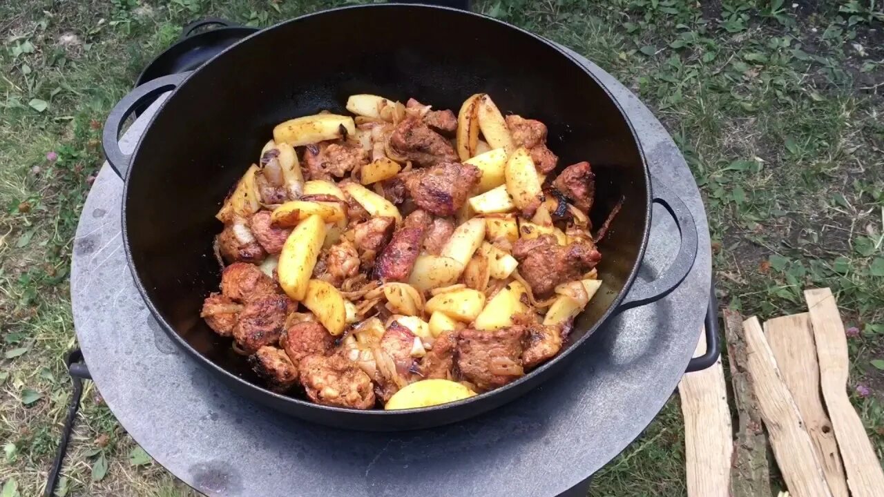 Жареная картошка с мясом и луком в казане. Картошка в казане на костре. Жаркое в казане с картошкой на костре. Картошка с мясом в казане на костре. Приготовление мяса с картошкой в казане