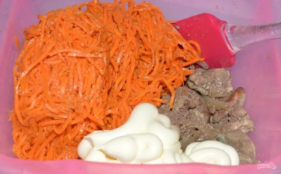 Морковь по корейски рецепт кухня наизнанку. Корейская морковь в майонезе. корейски морковь с майонезом. салат с корейской морковью свеклой и яйцом. салат золушка из печени и корейской морковки.