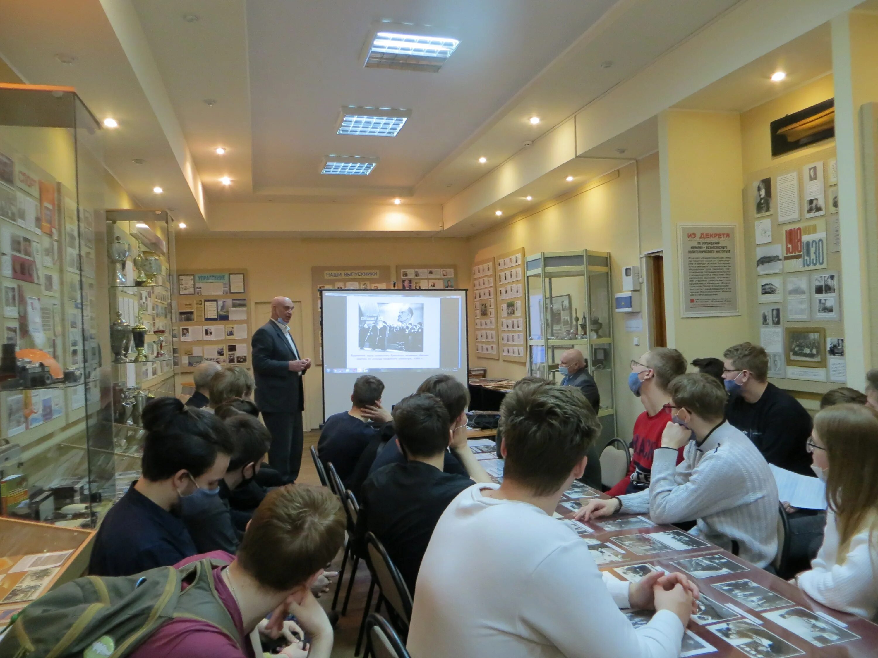 Профессии выставочный зал список. Профессии в выставочном зале. Выставочный зал профессии. Профессии людей в выставочном зале. Профессии людей в выставочном зале.