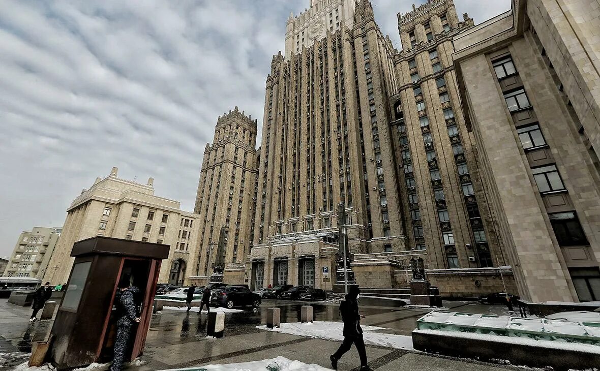 Здание мид рф, москва. Мид рф. Мид великобритании 2022 здание. Мид москва здание 2022. Мид ночью.