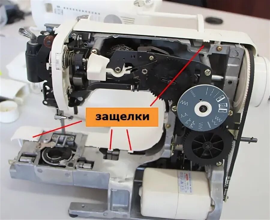 Швейная машинка brother в разборе. Демонтаж швейной машинки. Разобрать швейную машинку brother. Разобранная швейная машинка. Разобрать brother
