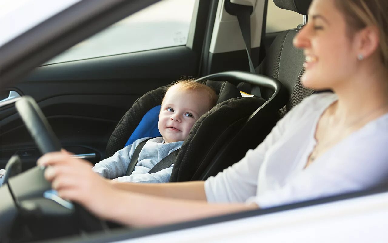 Можно ли перевозить детей в машине. Мама с ребенком в машине. Автомобиль мама дети. Автомобиль для детей. Женщина с ребенком в автомобиле.