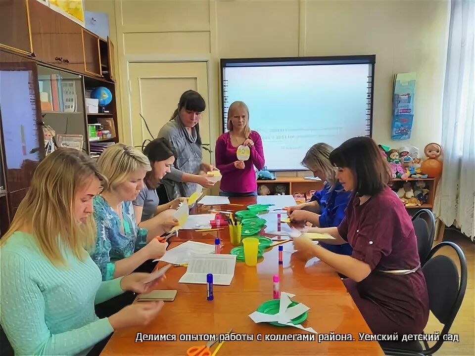 деловой человек. опыт работы. новый коллектив. люди заняты своими делами. делюсь опытом работы.