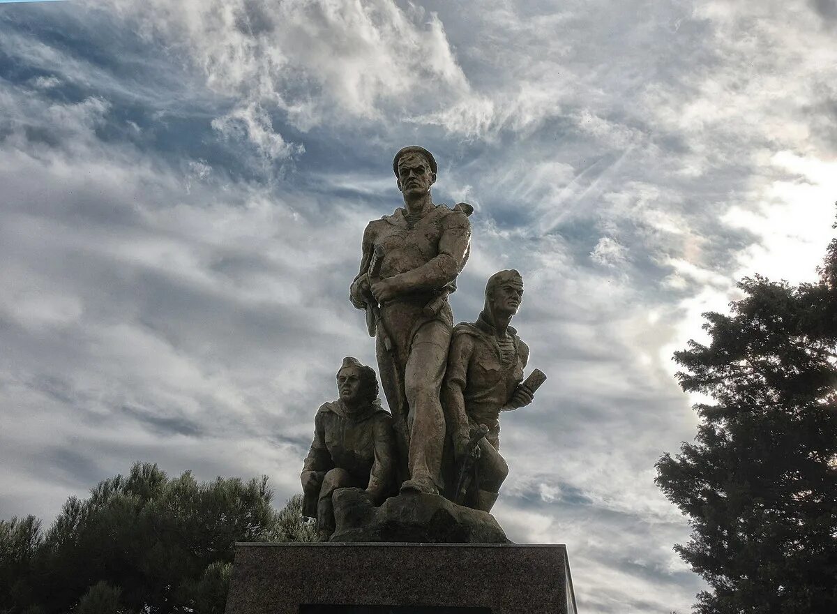 В борьбе с фашистскими захватчиками. Братская могила Мысхако. Братская могила Мысхако Новороссийск. Курган памятник воинам Краснодарского края. Мысхако Братская могила на улице Шоссейной.