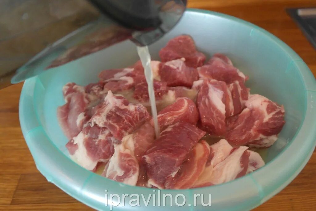 Шашлык на минералке. Шашлык на минералке из свинины. Шашлык в луковом соке. Маринад свинины для шашлыка на минералке с луком лимоном. Шашлык свиной.