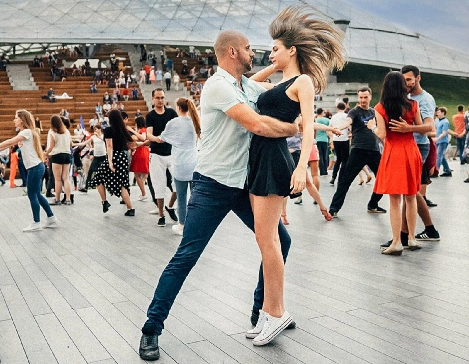 Танцы где занимаются. Парк Горького танцевальная площадка. Танцы в парке Горького Москва. Танцы в парке. Люди танцуют.