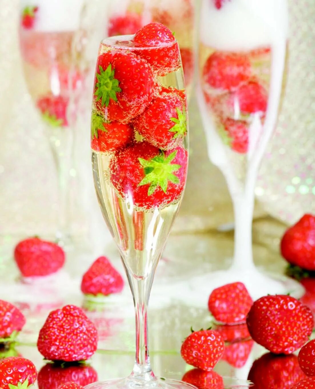 Maison strawberry champagne. Бокал шампанского с клубникой. Клубника в бокале. Фужер шампанского с клубникой. Клубника с шампанским.