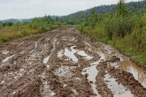На бугре куда вела раскисшая от дождевой