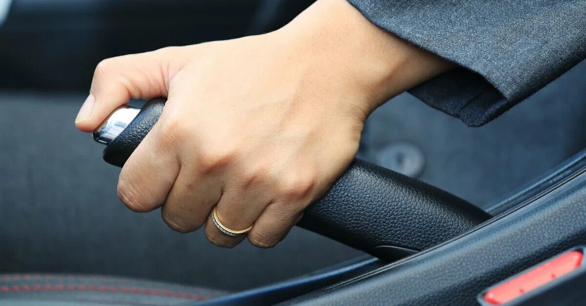 Как выключается ручник на киа соренто 2014 автомат. Ручной тормоз автомобильный. Ручной тормоз в машине. Можно тормозить ручником. Дергает ручник.