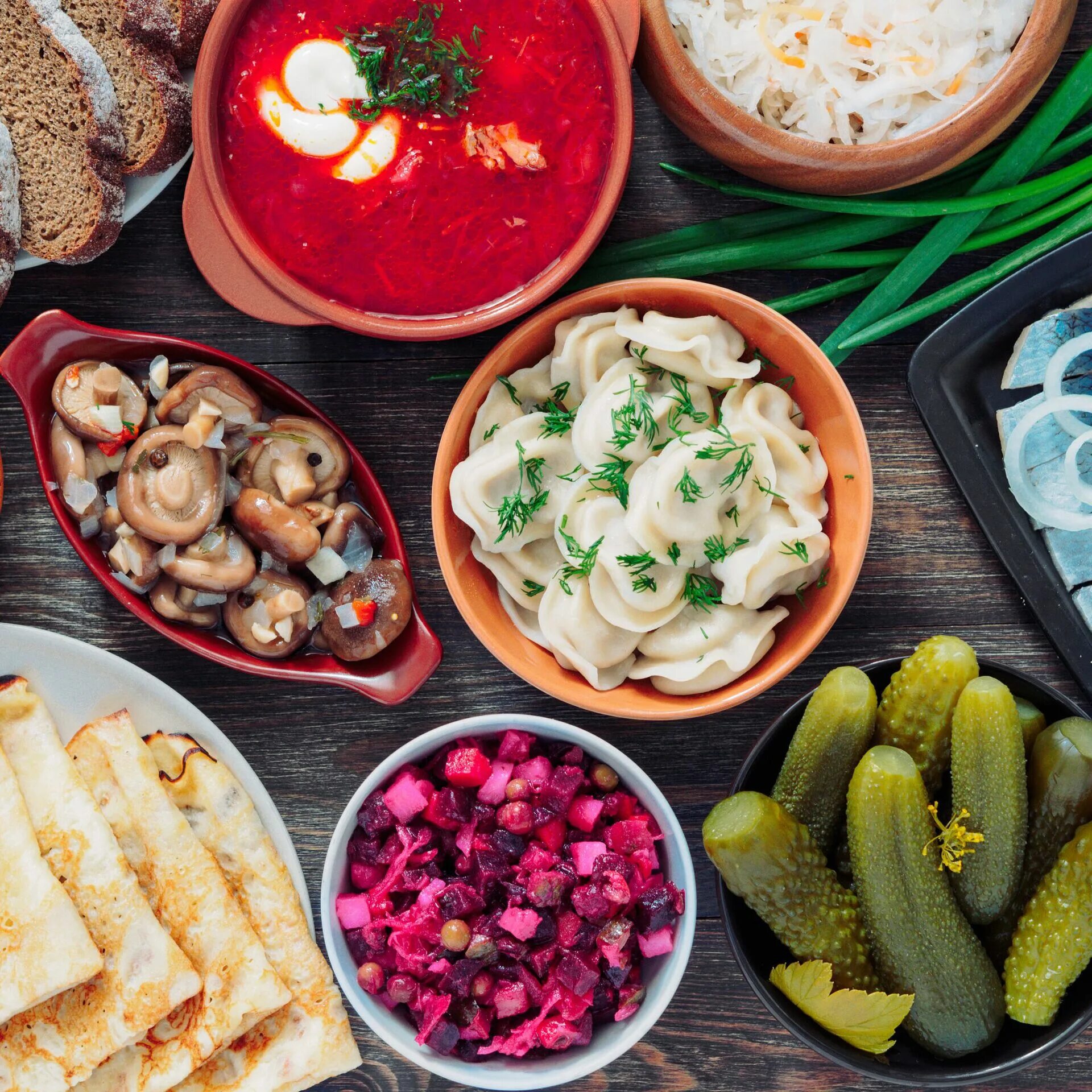 блюда на столе. завтрак. обед на даче. домашний стол с едой. область еда дом.