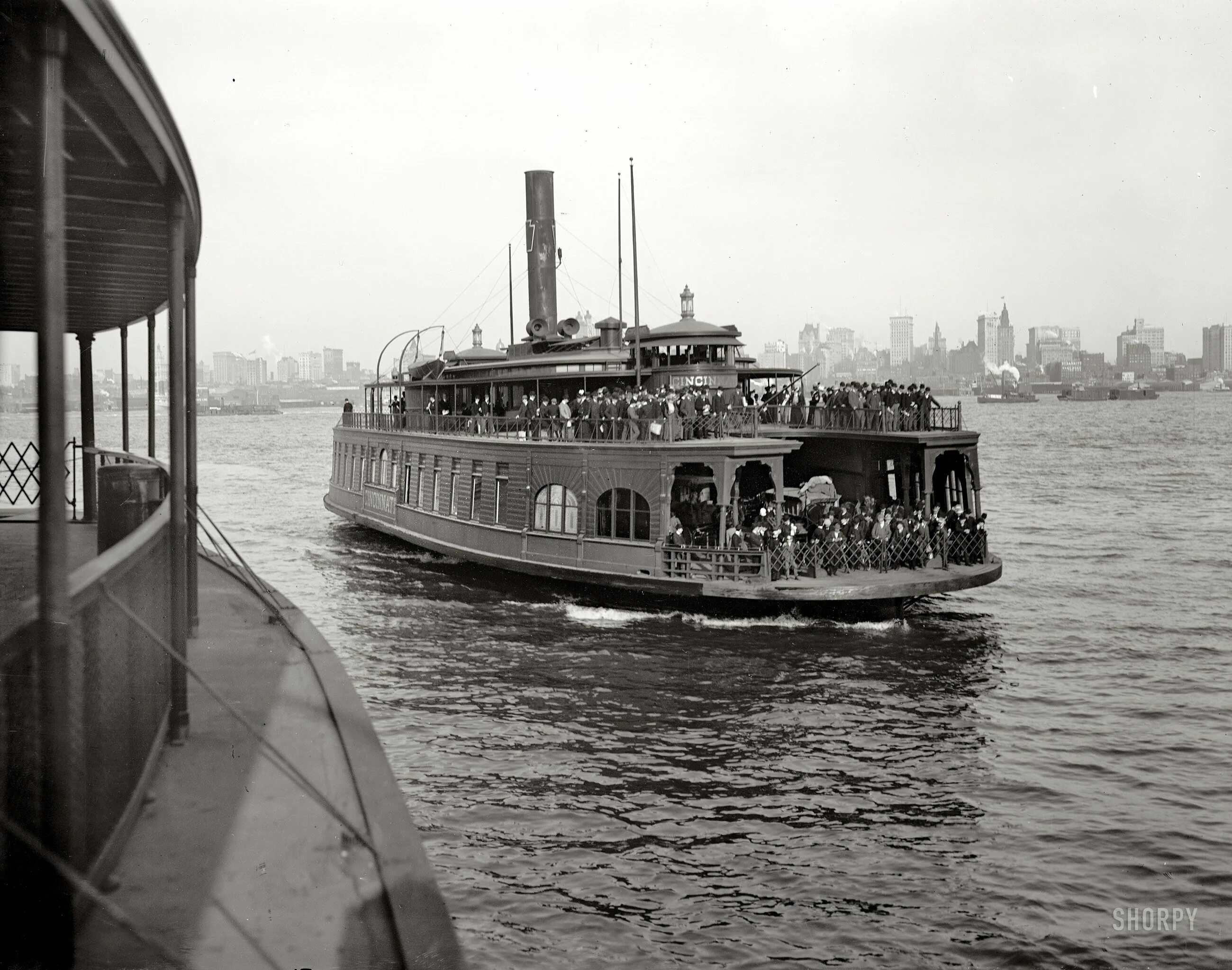 Лайнер порт Нью Йорка 20 век. Речные трамвайчики Нью Йорк. Пароходы 19 века в США. Пароход 19 век.