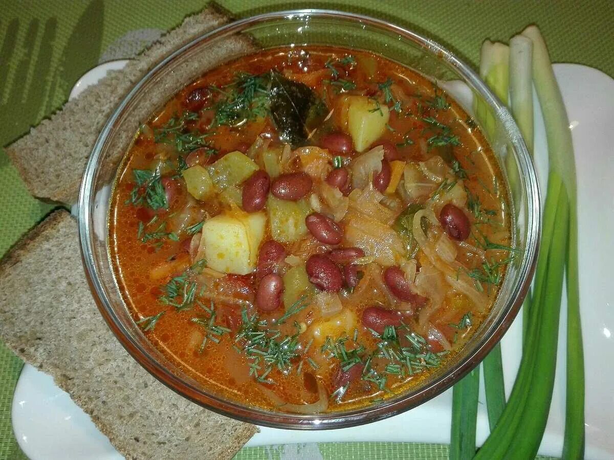 Борщ с грибами капустой и мясом. Борщ с фасолью и грибами. борщ с фасолью и картофелем. борщ с фасолью консервированной. постный борщ с фасолью и грибами.