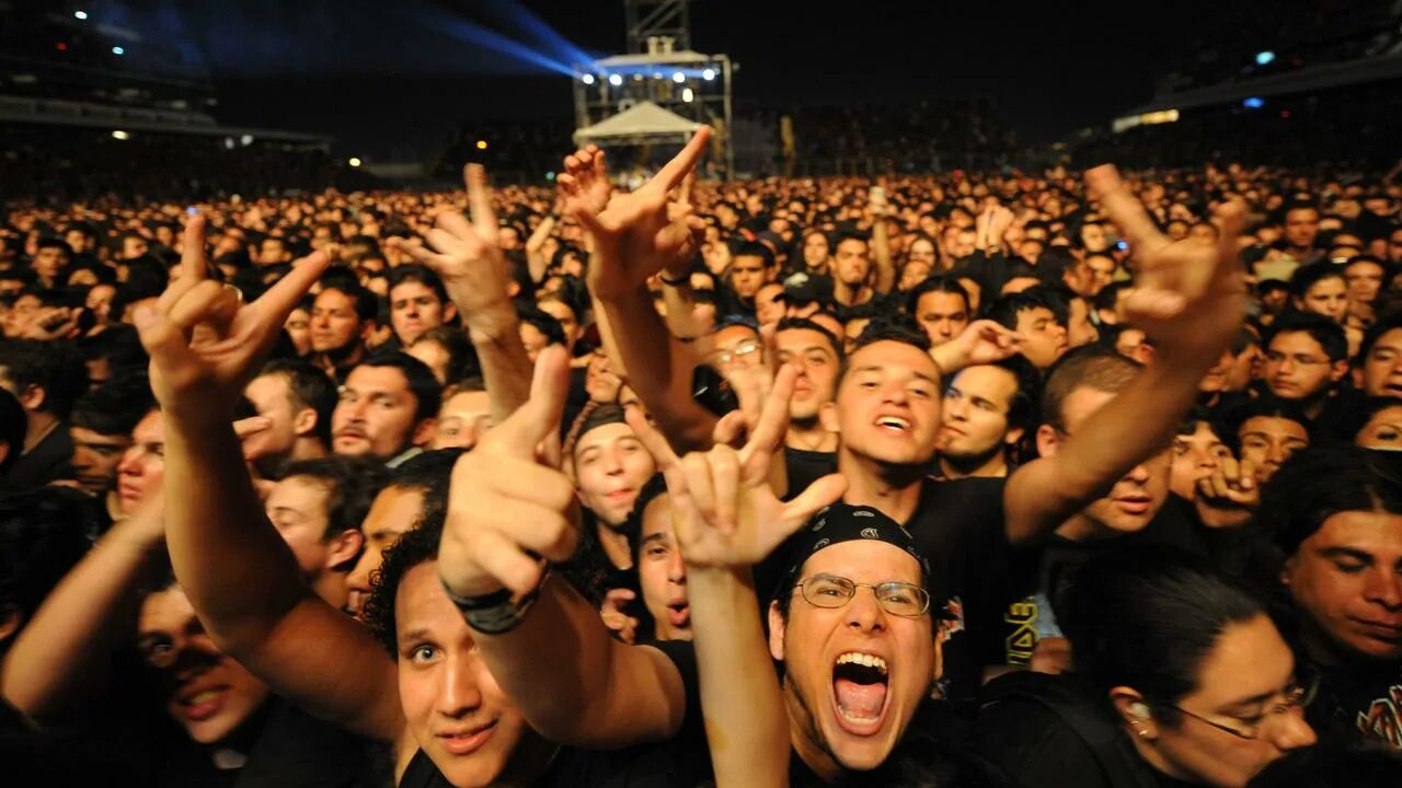 Сколько зрителей было на концерте. Рок концерт зрители. Зрители на концерте. Зрители на концерте фото. Рок концерт головой.