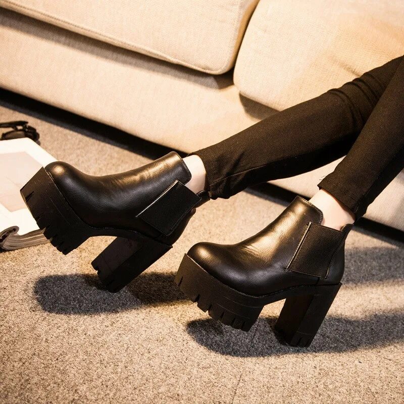 Ботинки с каблуком внутри. Виды туфель на каблуке. Каблук внутри. Прозрачные туфли на каблуке. Лабутены туфли с красной подошвой.