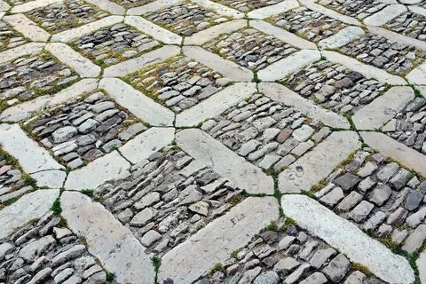 Заплетенные волосы мощеная булыжником дорога