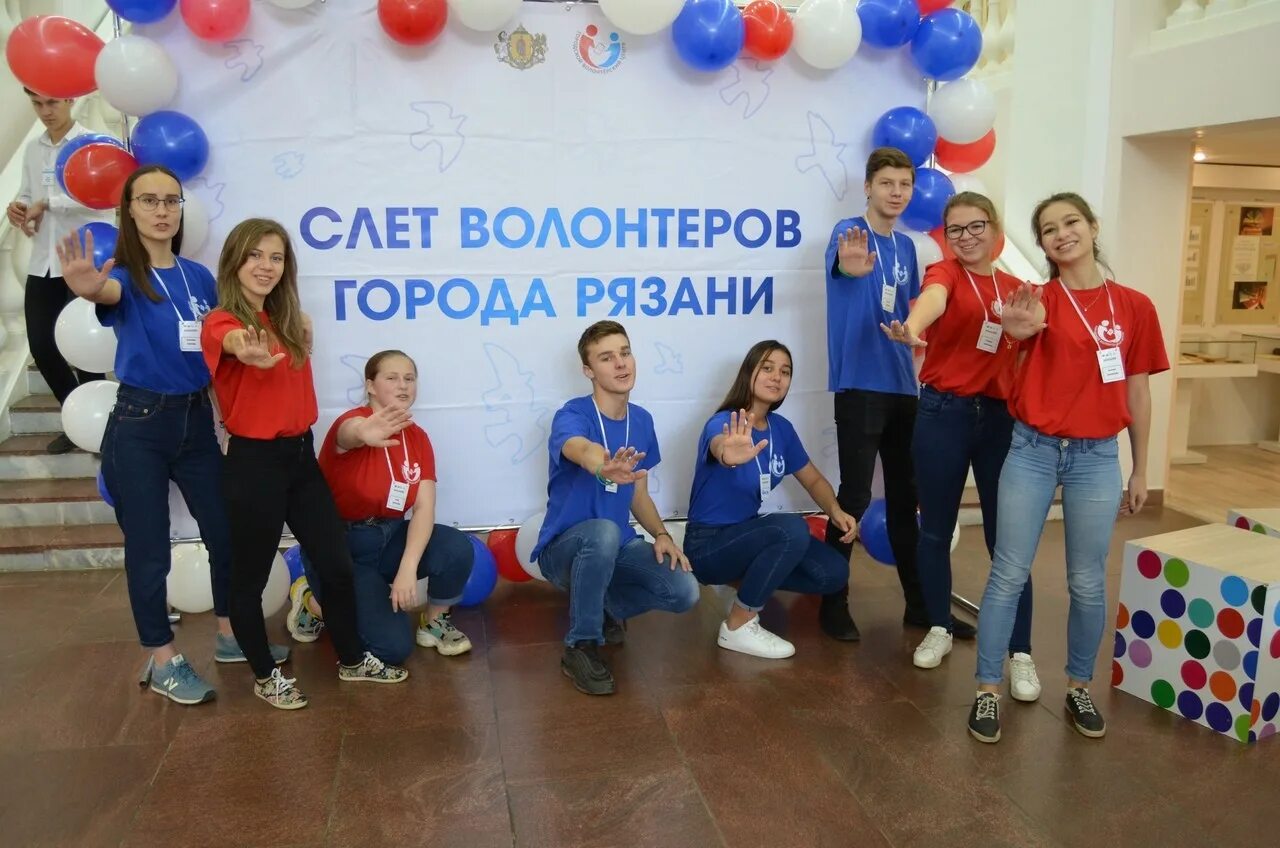 Волонтер фото со спины. Волонтеры рязань. Волонтеры рязани фото. Компания. Добровольчество рязань.