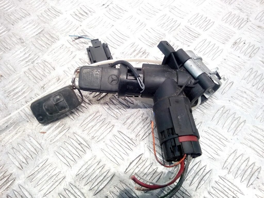 Замок зажигания w163. Мерседес мл 163 контактная группа. Антенный усилитель лансе10. Замок зажигания w163. Мерседес мл 163 2.
