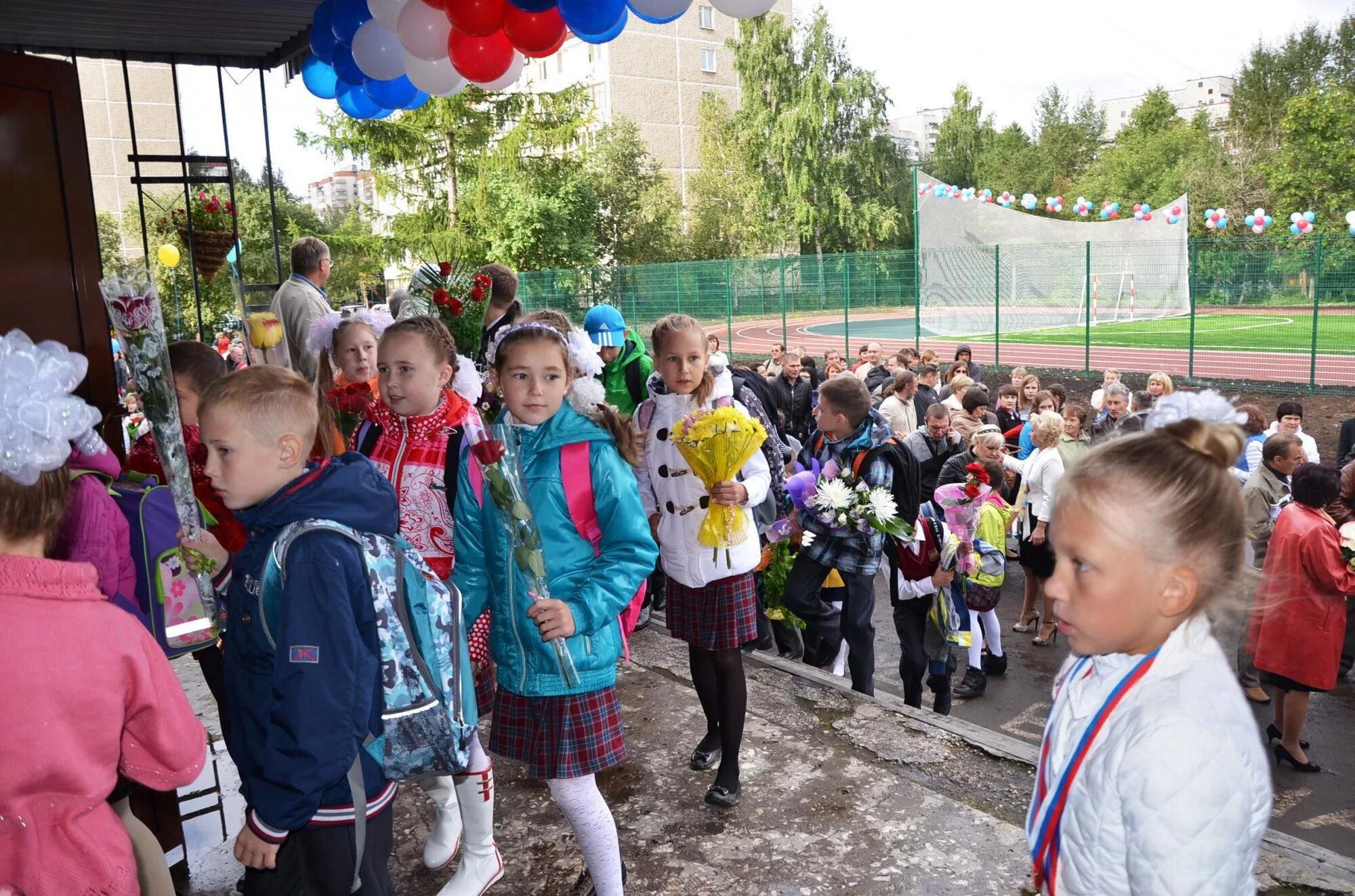 Лицей 100 фото. Лицей 100. Школа 100 Екатеринбург. Лицей 100 учителя. Школа лицей 100 Екатеринбург.