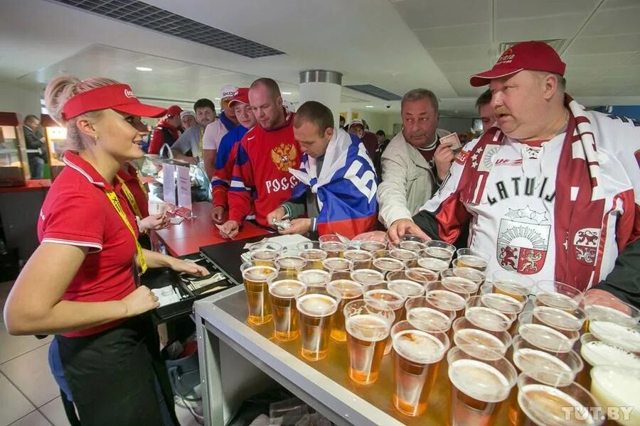 Реализуем пиво. Пиво на стадионе. Пиво хоккей. Болельщики с пивом на стадионе.