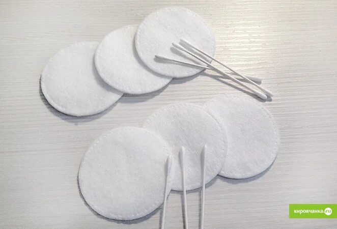 Игра: "сугробы" в младшей группе. Черные ватные диски. Глаза сделать из ватных дисках. Зонтик из ватных дисков. Божья коровка из ватного диска.