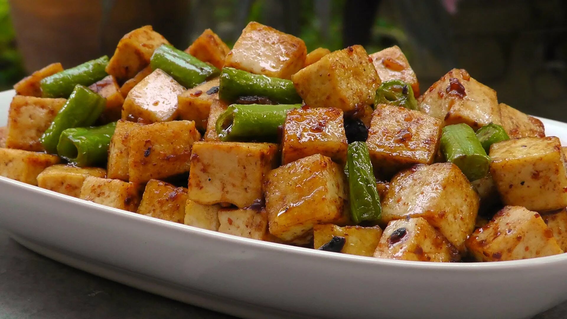Сырыми можно жарить. Жареный тофу в соевом соусе. Жареный сыр тофу. Тофу тушеный в соевом. Соевый творог тофу.