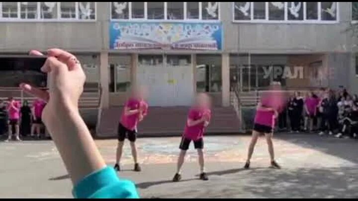 Танец под песню оранжевое солнце. Мем очкастый школьник танцует. Школьники танцуют видео. Школьники танцуют на выпускном. Школьники.