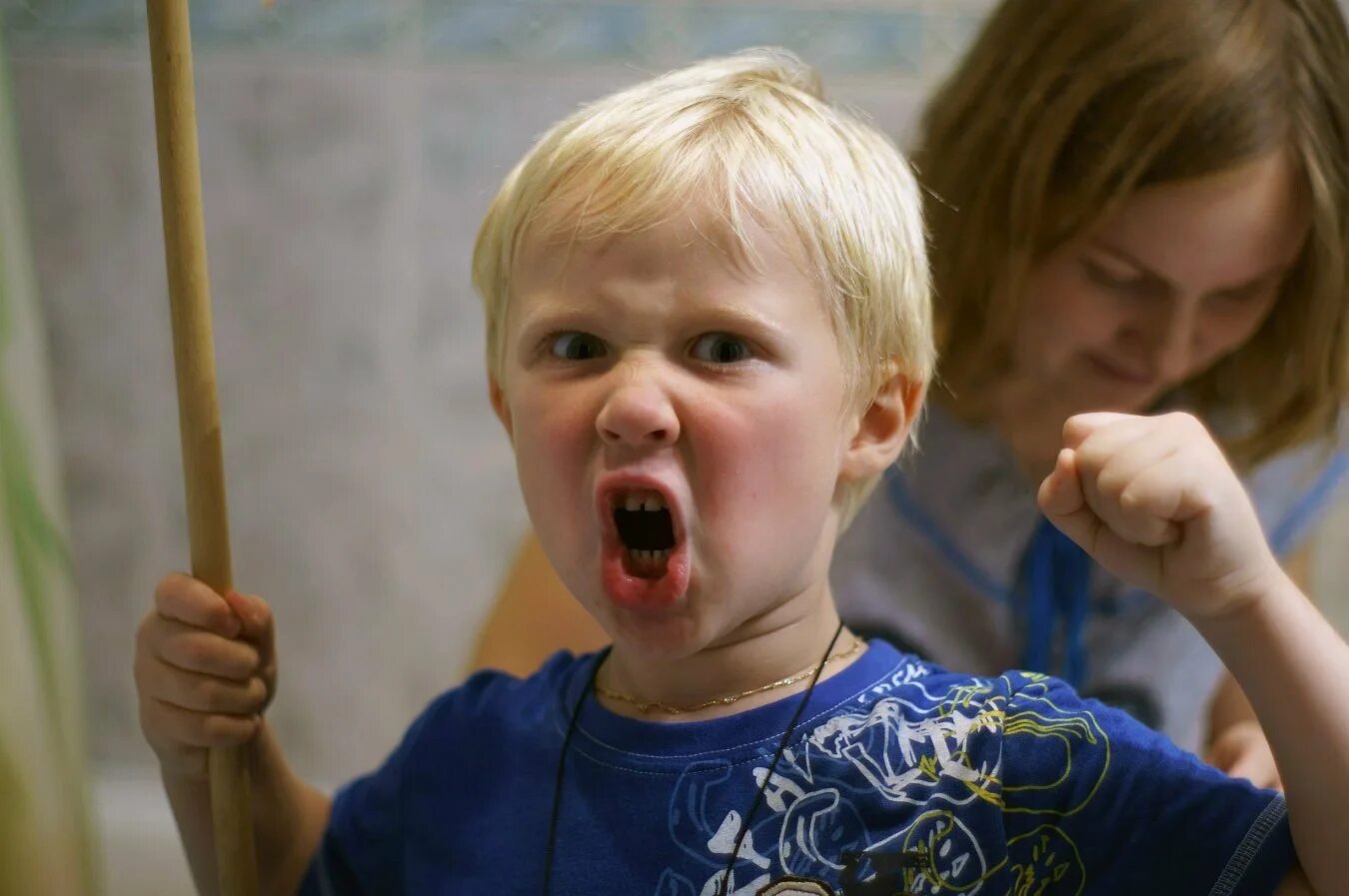 Дети очень агрессивны. Агрессивный ребенок. Злость дети. Эмоции для детей. Ребенок в гневе.