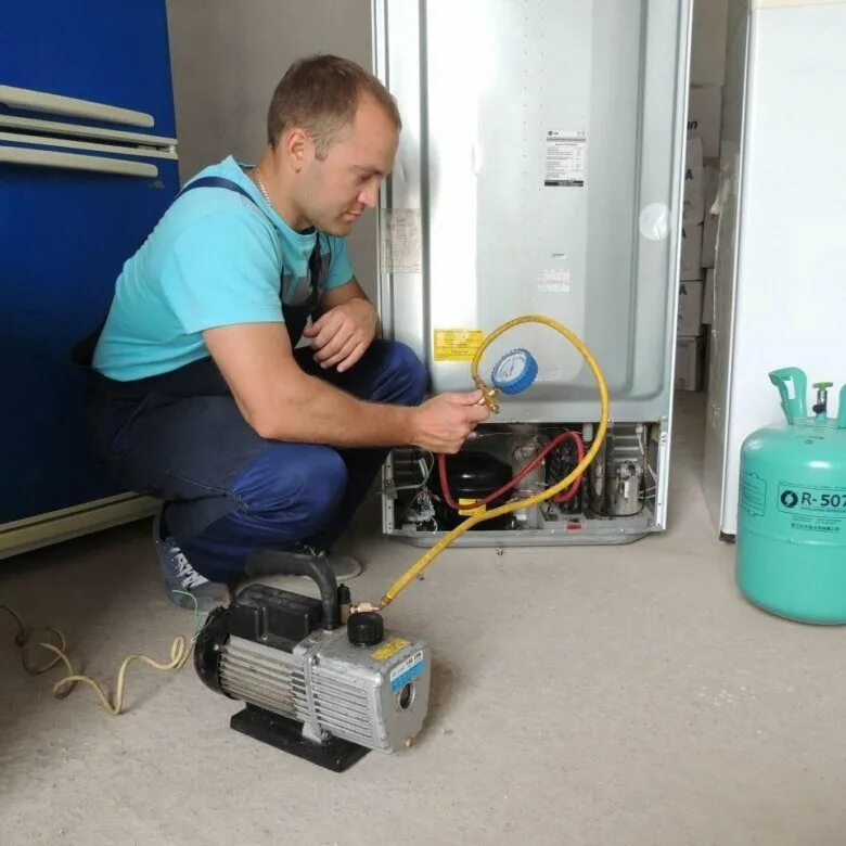 Liebherr холодильник трехкамерный старый. ремонт либхер на дому. ремонт либхер на дому. ремонт либхер на дому. мастер чинит холодильник.