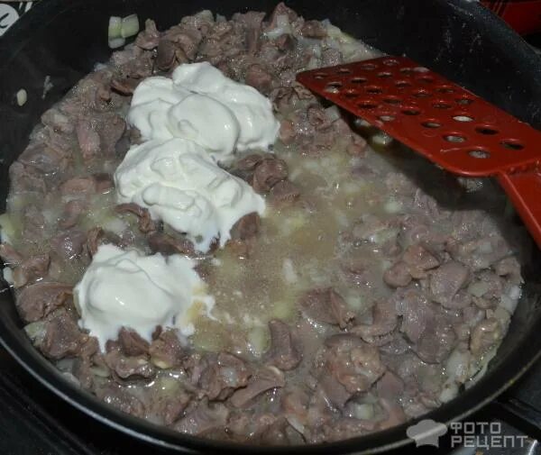 рецепт желудочков куриных в мультиварке. тушеные куриные желудки. желудочки куриные в сметане в мультиварке. курочка тушеная с морковкой и луком. куриные желудки рецепты в сметане в мультиварке.