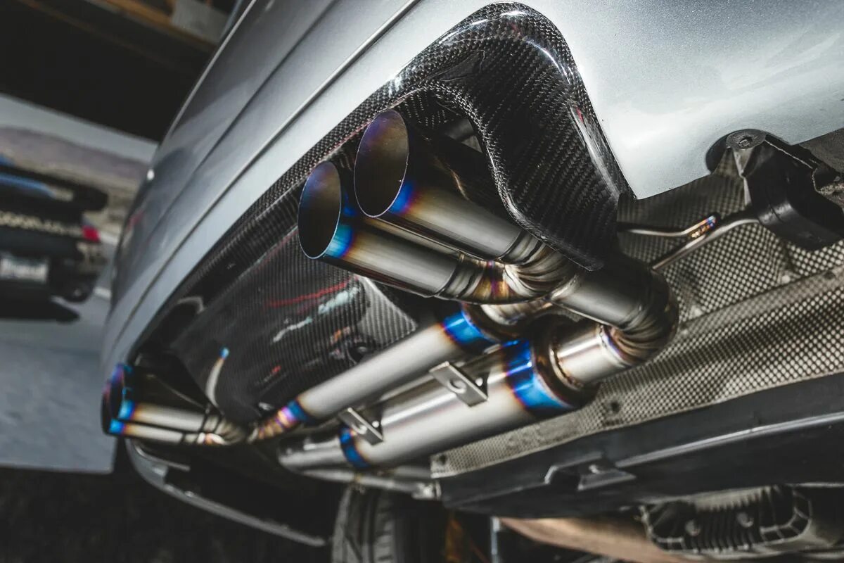 Ремонт глушителей телефон. BMW e46 m Exhaust. BMW e46 Exhaust. Глушитель BMW m3 e46. BMW m3 e46 выхлоп.