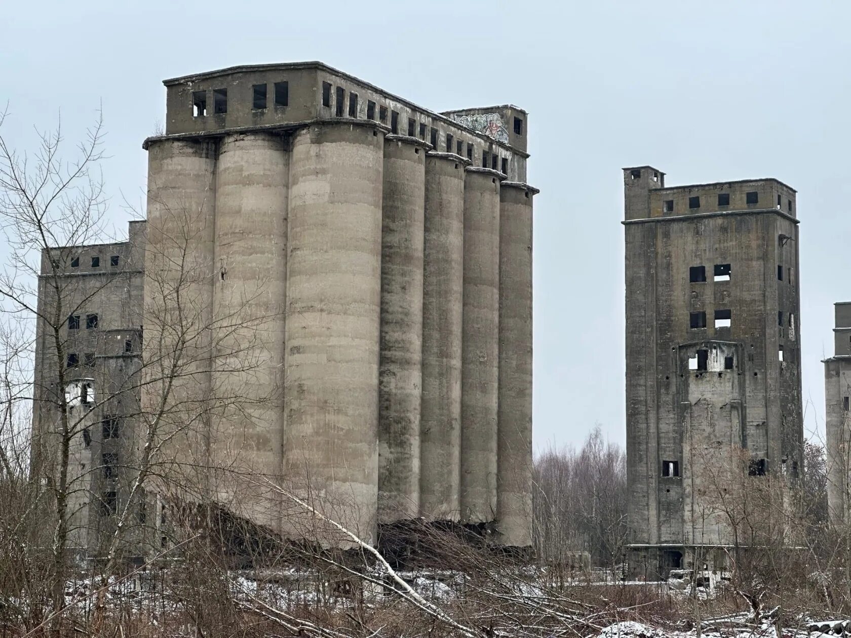 Башни элеватора. Элеваторы ярославль. подрыв элеваторов ярославль. башня элеватора. заволжский элеватор.