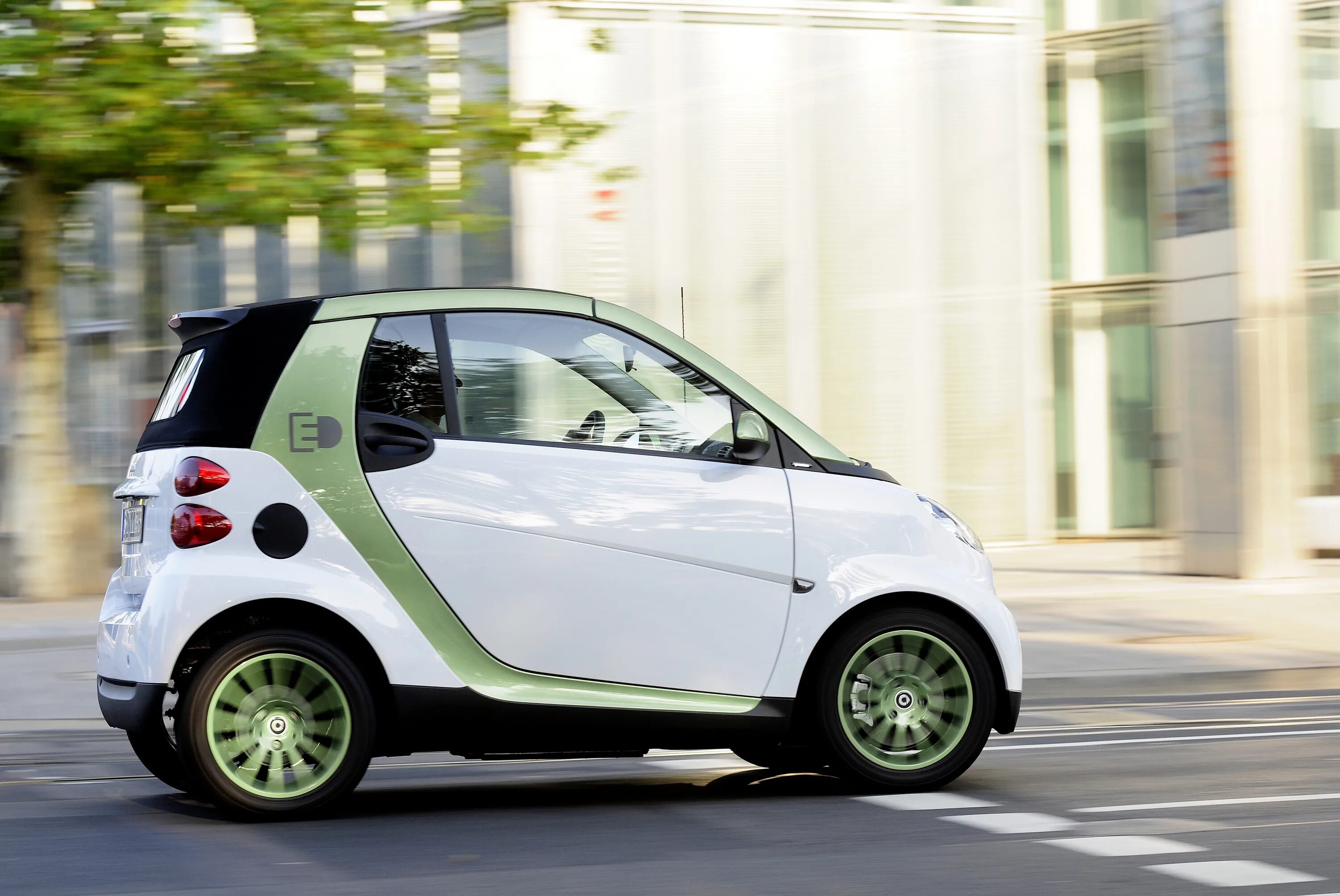 Есть ли двухместные. Smart Fortwo Electric Drive. Smart car электромобиль. Электромобиль Byvin Electric car интерьер. Мерседес смарт 2010.