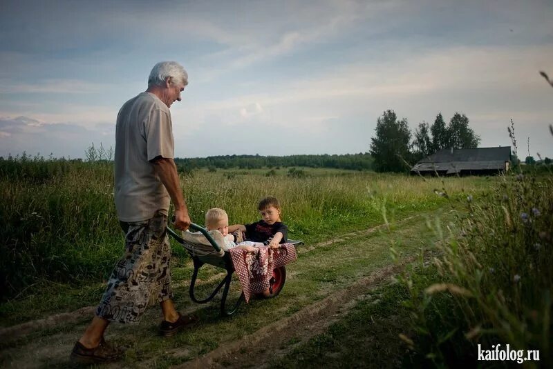 Внучка ехала. Внуки в деревне. Фотосессия в деревне. Бабушка с внуками в деревне. Лето в деревне дети.