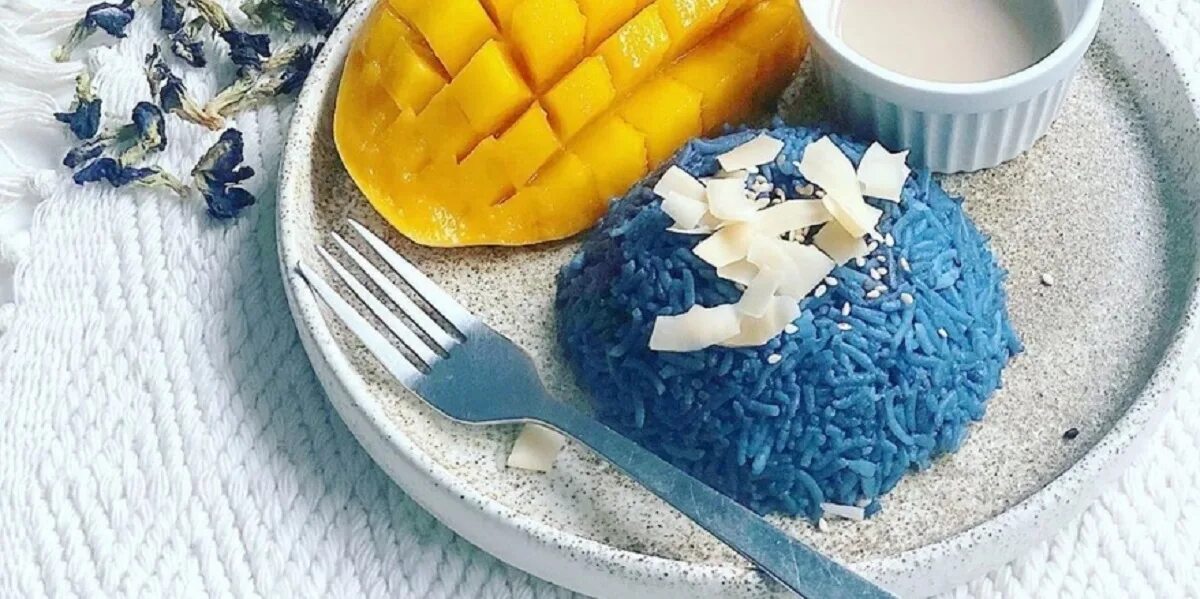 Blue rice. Синий рис. Рис в синих коробках. Рис стал синим. Манго с рисом голубым.