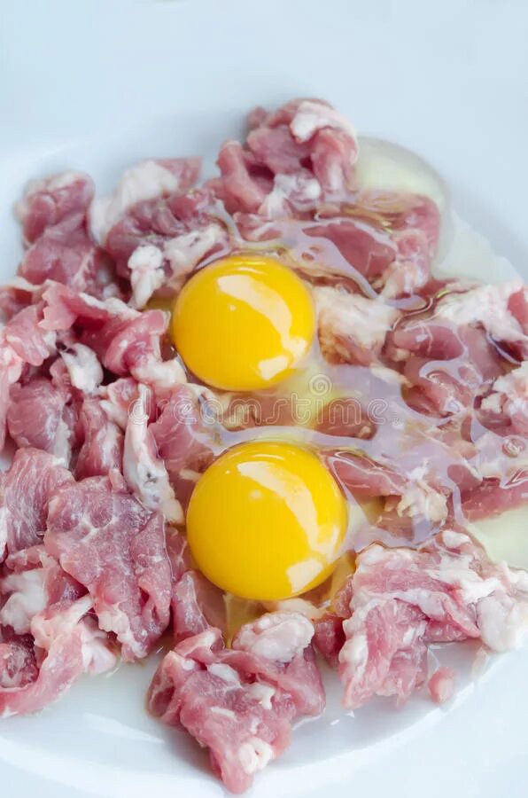 Блюдо из сырого мяса тартар. Мясо в желтке. Корейский тартар из говядины. Мясо яйца сыр. Биф тартар.