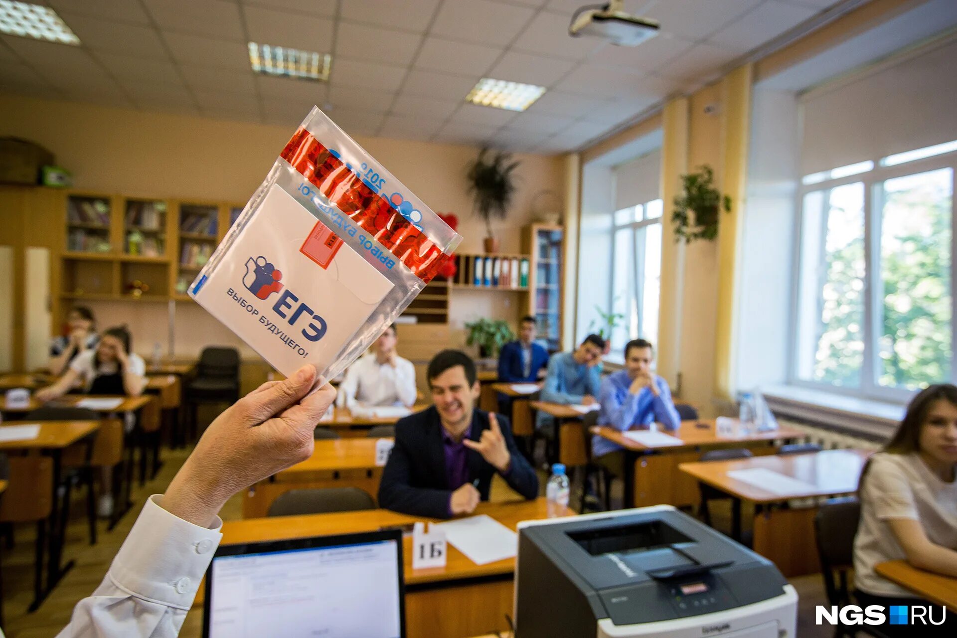 обществознание отменили. учитель права и обществознания. экзамен огэ. что изучает предмет обществознание. огэ школьники.