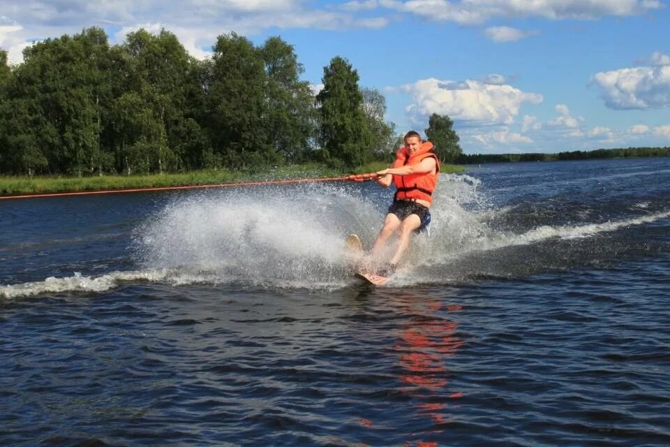 Развлечения на воде. Кататься на водных лыжах. Развлечения на озере. Водные развлечения на реке.
