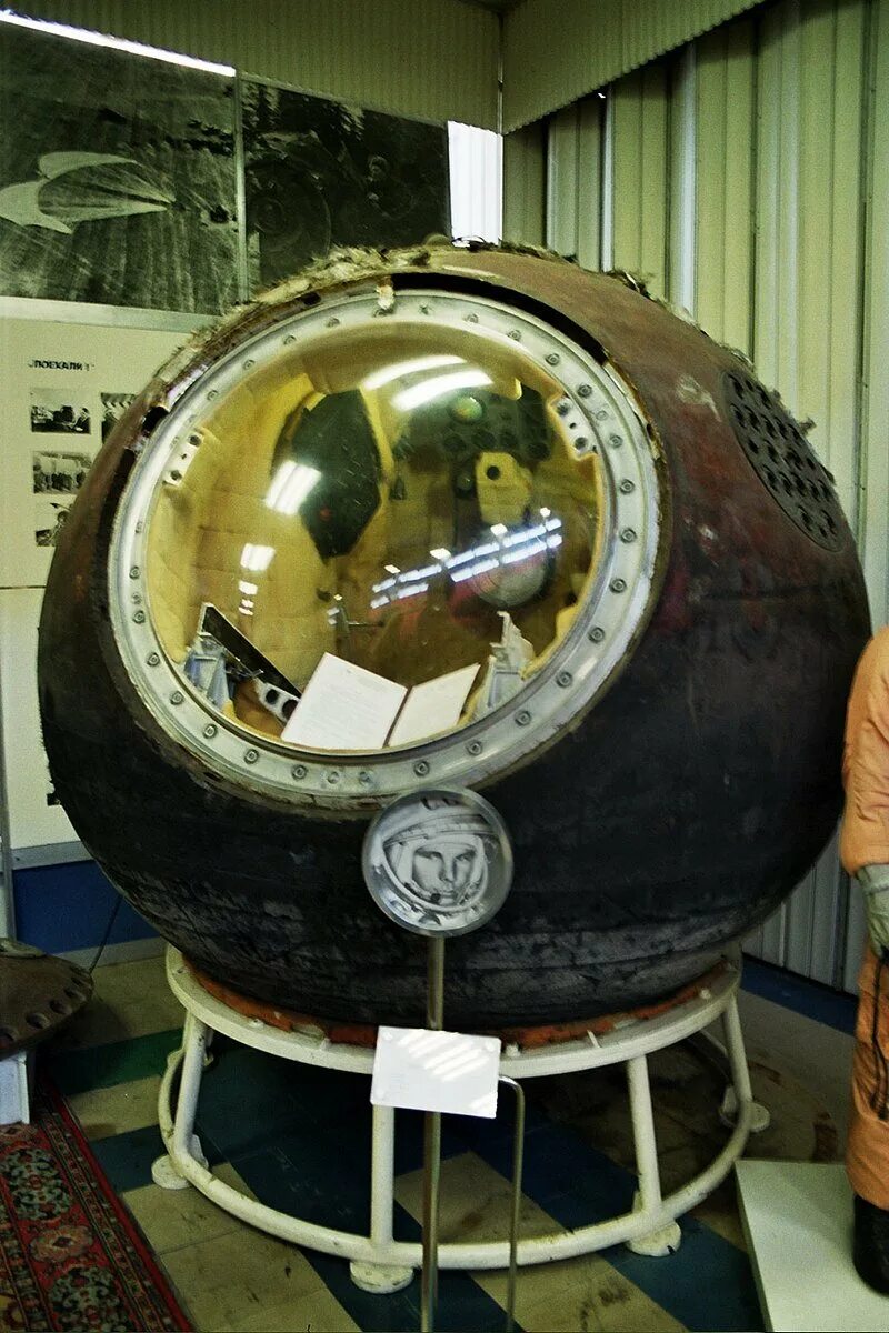 Как назывался первый космический корабль гагарина. Восток Гагарин музей РКК энергия. Спускаемый аппарат Восток 1 Гагарина. Космический корабль Восток 1 Юрия Гагарина. Гагарин капсула Восток 1.