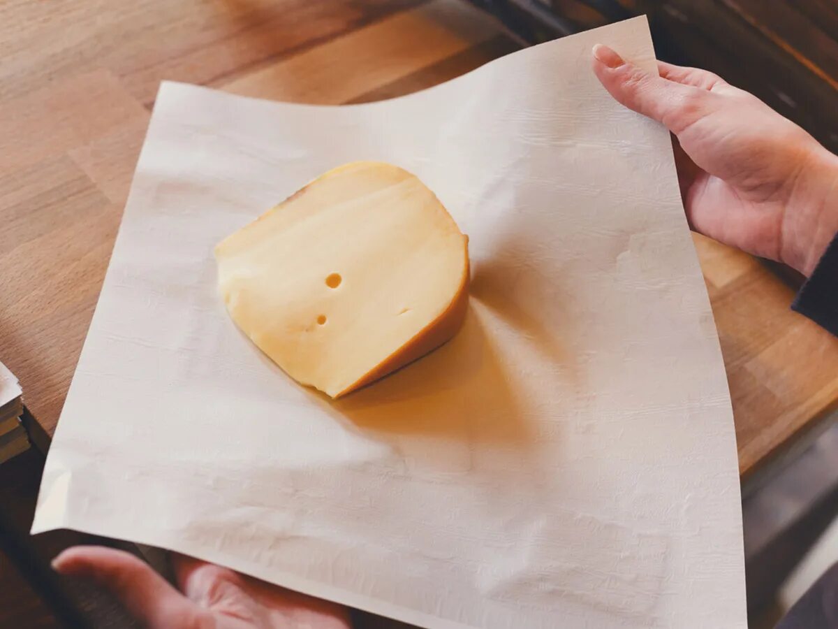 Как дольше сохранить свежий сыр. Фото девушка завёрнута в сыре. Как правильно резать и упаковывать сыр. Как упаковать пармезан в слайсах. Как дольше сохранить сыр в поездке.