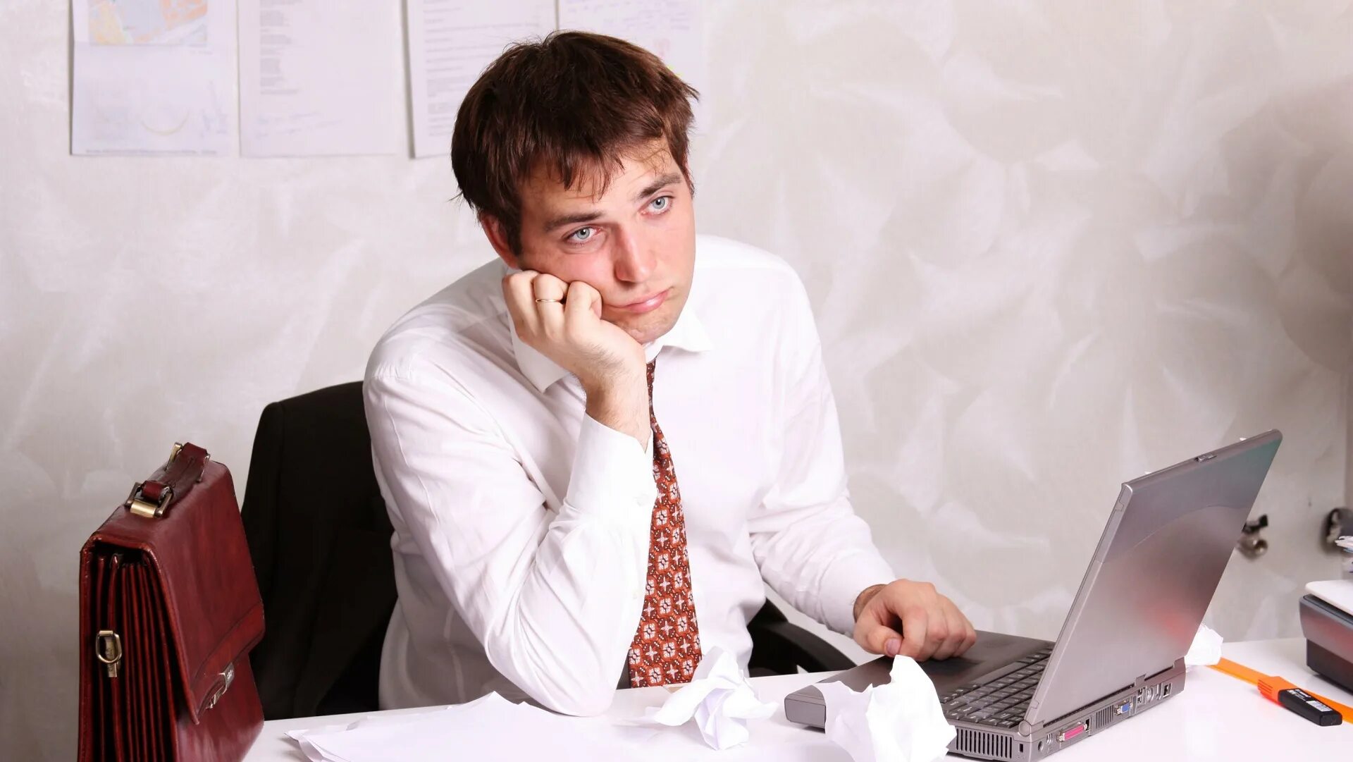 Грустный офисный работник. Переехали в новый офис. Офис с сотрудниками. Можно забрать в офисе. Можно забрать в офисе.