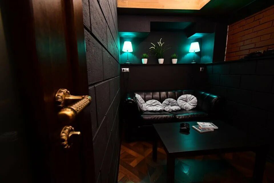 Vip lounge таганская. Кальянная на таганке. Кальянная vip. Караоке кальянная. Vip lounge большой дровяной.